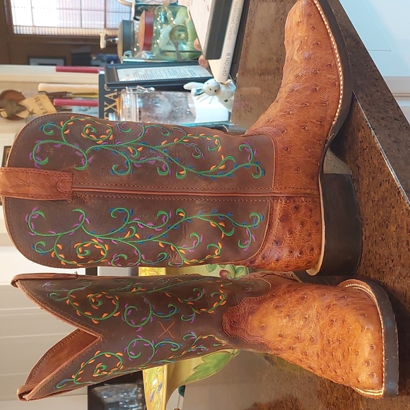 Woman's Cowboy Boots - Picture 5 of 8